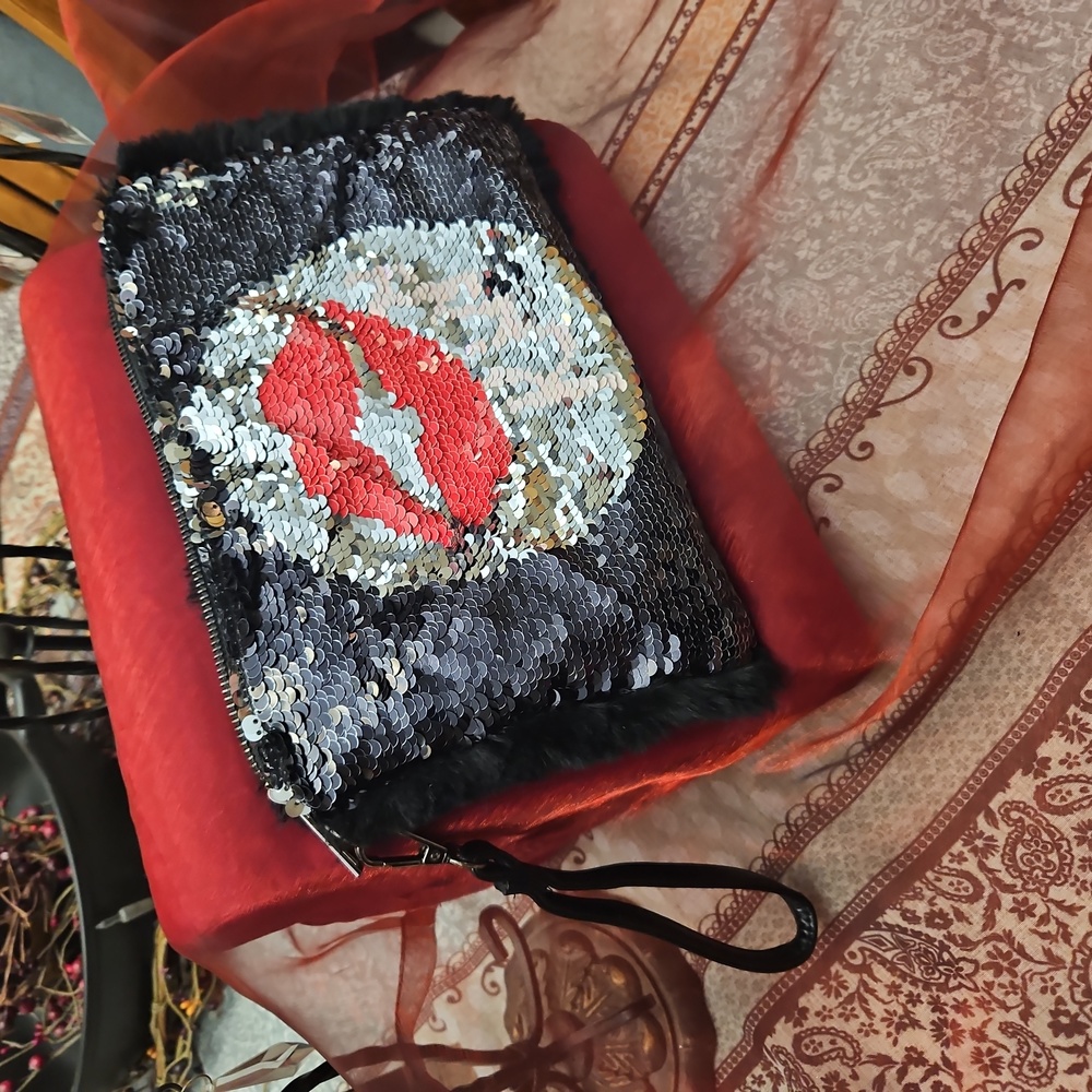 Black 💋 red lip sequin KISS Design  furry wristlet!!🎊❤️✨️💞🎉